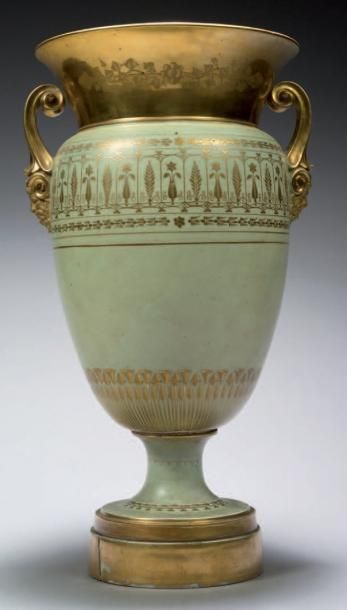 null Vase à col évasé, en porcelaine, à fond vert pâle ou doré, à décor d'une frise...