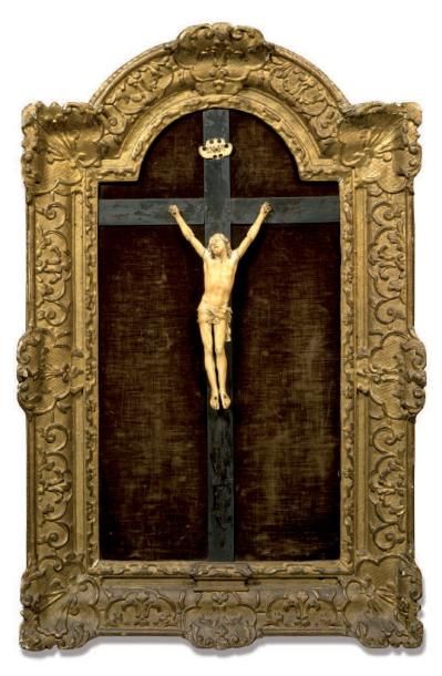 null Christ vivant, en croix, en ivoire finement sculpté. Il est représenté la tête...
