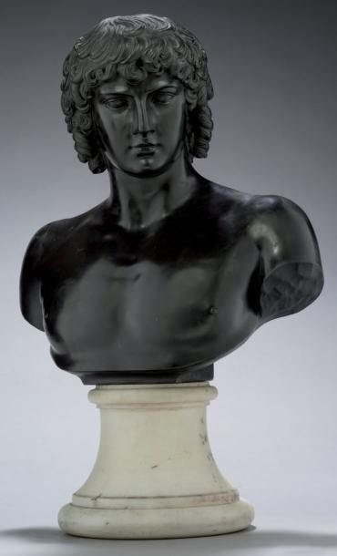 D'après l'Antique Buste de jeune éphèbe torse nu de trois-quarts face en marbre noir;...