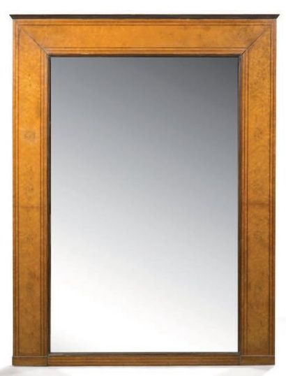 null Grand miroir dans un encadrement plaqué d'érable moucheté à décor de filets...