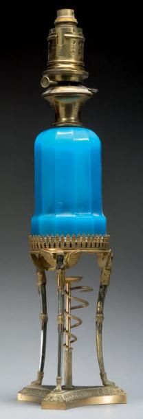 null Lampe à huile en verre opalin bleu, et un présentoir en bronze ciselé doré ou...