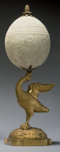 null Oeuf d'autruche gravé à monture en bronze ciselé et doré figurant un oiseau...