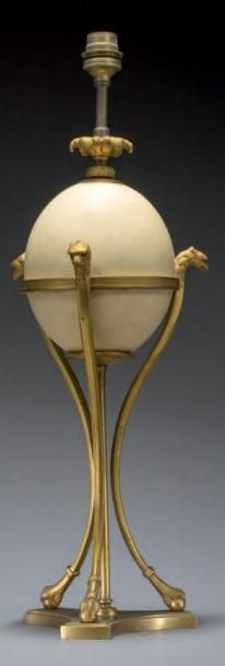 null Lampe formée d'un oeuf d'autruche dans une monture en bronze ciselé en forme...