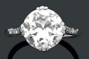 null Bague en or ornée d'un diamant de taille ancienne épaulé de petits diamants...
