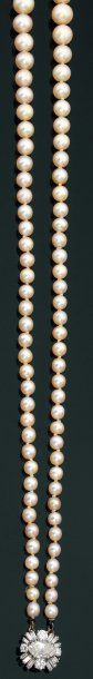 CHAUMET COLLIER de deux rangs de perles (probablement) fines en chute, fermoir en...