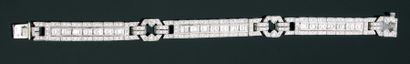 null BRACELET RUBAN ARTICULÉ en or gris composé d'une ligne de diamants de taille...