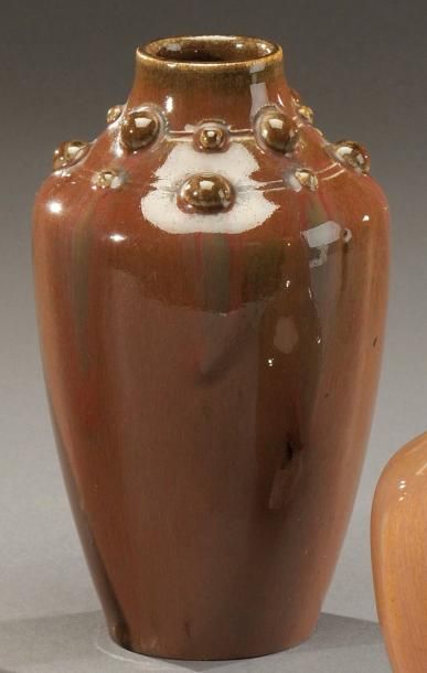 AUGUSTE DELAHERCHE (1857- 1940) Vase de forme conique à épaulement et col resserré...