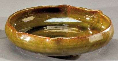 AUGUSTE DELAHERCHE (1857- 1940) Cendrier circulaire pincé en grès émaillé vert nuancé...