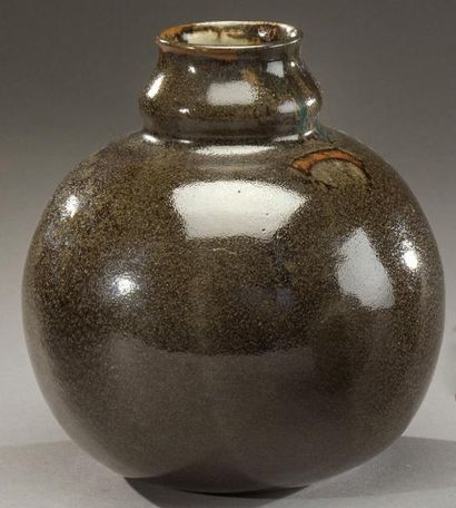 AUGUSTE DELAHERCHE (1857- 1940) Vase de forme ovoïde en grès à couverte émaillée...