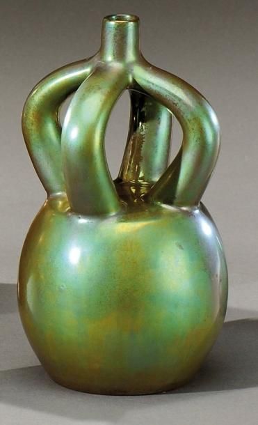 MANUFACTURE de VILMOS ZSOLNAY à PECS Vase boule à quatre anses à col droit en céramique...