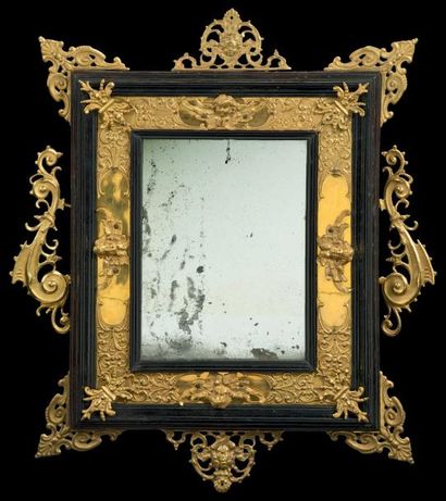 null PRECIEUX MIROIR Ebène et laiton doré H: 47 cm - l: 40,5 cm Pays-bas - XVIIème...