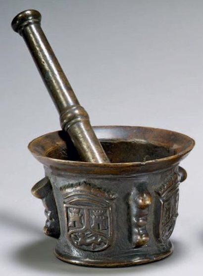 null MORTIER AVEC PILON Bronze H.: 7,3 cm - D.: 11,2 cm Espagne - XVIème siècle Le...