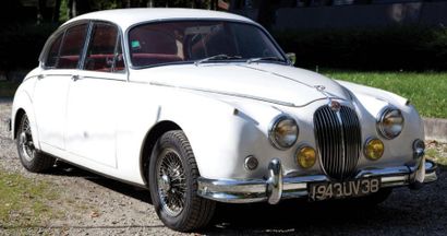 null 1961 - Jaguar MK2 3.4 L Présentée en 1959, la Mark II se définit à l'époque...