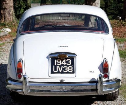 null 1961 - Jaguar MK2 3.4 L Présentée en 1959, la Mark II se définit à l'époque...