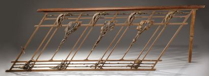 EDGAR BRANDT (1880-1960) Rambarde d'escalier en fer forgé martelé à décor de motifs...
