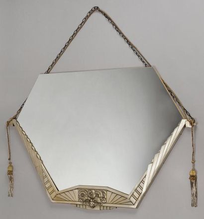 TRAVAIL FRANÇAIS 1925 Miroir de forme polygonale à armature en bronze nickelé à décor...