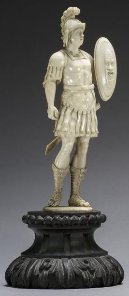 null Statuette en ivoire finement sculpté représentant un centurion en arme, tenant...