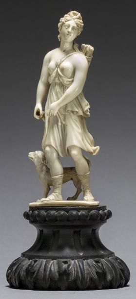 null Statuette en ivoire finement sculpté représentant Diane vêtue à l'antique, un...