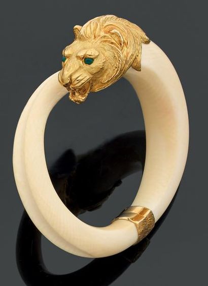 null Bracelet «Lion» en ivoire composé d'un jonc à ouverture orné à l'extrémité d'une...