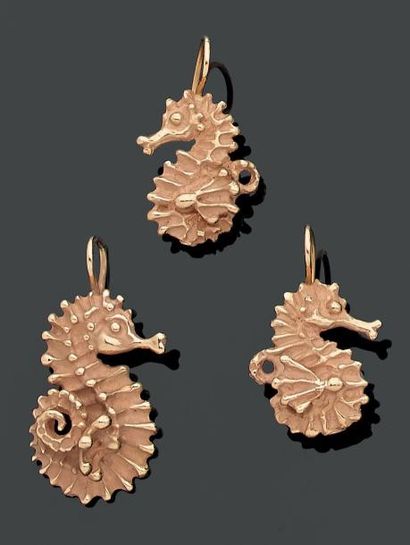 null Ensemble «hypocampe» en or rose ciselé composé d'une paire de pendants d'oreilles...