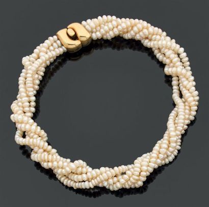 null Collier composé d'une torsade de petites perles baroques. Fermoir en or jaune....