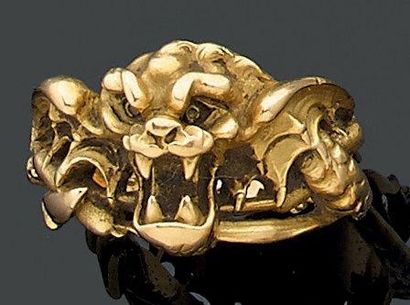 null Chevalière en or jaune ciselé figurant une chimère sur un roseau. Epoque XIXème...