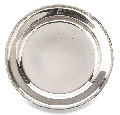 null Grand plat rond en argent à filets. Monogramme RW sous une couronne princière....