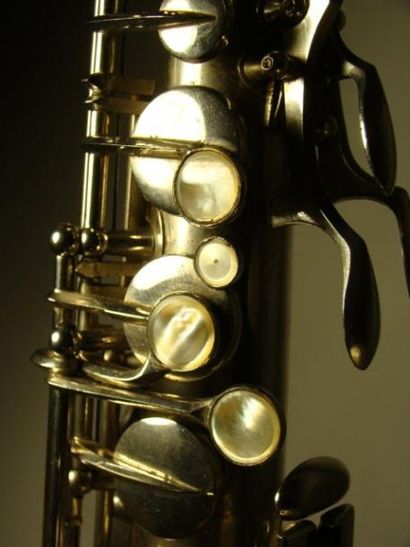 null Saxophone en métal argenté Pihan à Lyon. Avec étui.