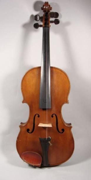 null Violon copie de A. Stradivarius (etiquette) Deux archets d'étude et étui.