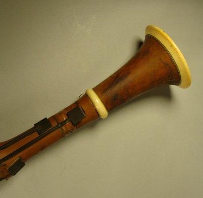 null Clarinette début XIXème en bui cerclé d'ivoire. En l'état