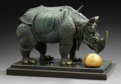 Salvador DALI (1904-1989) Le Rhinocéros habillé de dentelles Bronze patine à l'antique...