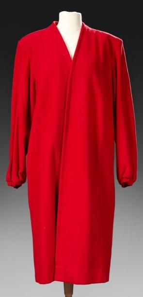 null Grand manteau en drap de laine rouge, poches latérales, poignets soufflés. Saint-Laurent...