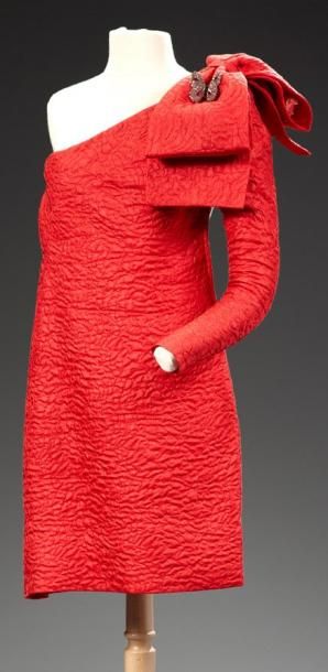 null Robe courte rouge en coton de soie cloquée, décorée d'un gros noeud sur l'épaule...