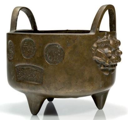 CHINE Brûle-parfum cylindrique reposant sur trois pieds en bronze décoré de caractères...