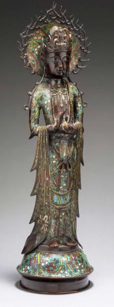 JAPON Grande figurine en bronze cloisonné représentant la déesse Kwan Hin debout...