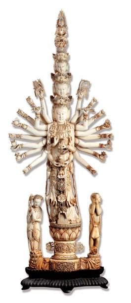 CHINE Importante sculpture en ivoire représentant la déesse Kwanhin à 9 têtes et...
