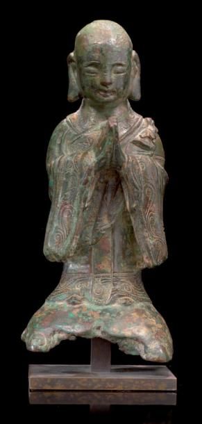CHINE Statuette en bronze à patine brune et verte représentant Lohuan debout, les...