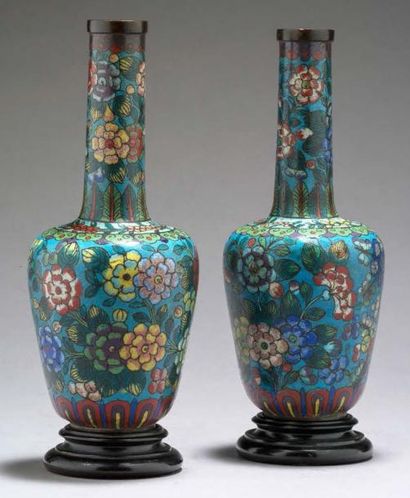 CHINE Paire de vases bouteilles à long col étroit en bronze cloisonné à fond turquoise...