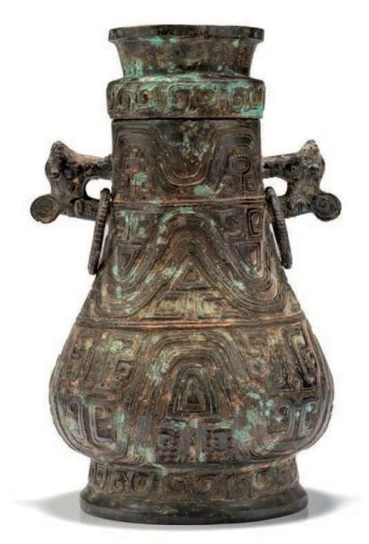 CHINE Vase couvert en bronze à patine brune et verte de forme balustre dans le style...