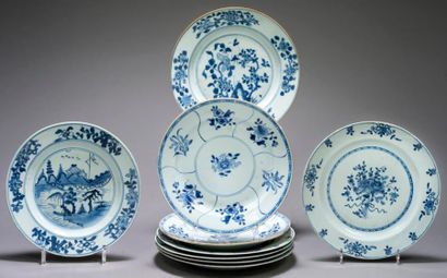 CHINE Neuf assiettes circulaires décorées en bleu sous couverte de motifs fleuris...