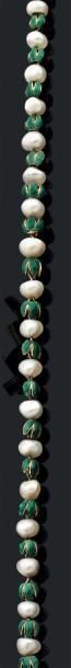 null Collier composé d'une légère chute de perles baroques alternées de motifs en...