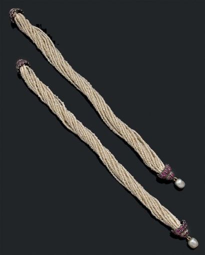 null Paire de bracelets composés de rangs de semences de perles torsadés et ornés...