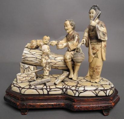 null Groupe en ivoire famille de paysans et deux enfants Japon Fin 19ème siècle H:...
