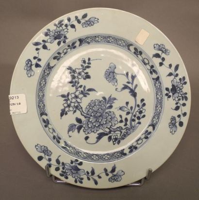 CHINE Assiette en porcelaine à décor "bleu blanc 18ème siècle On y joint: sobert...