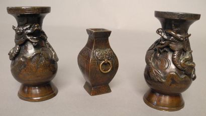 null Paire de vases de forme archaique On y joint un troisième Bronze H: 7,5 et 10...