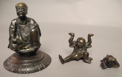 null Trois petits sujets: enfant jouant, bouddha, porteur Bronze H: 9,6; 6 et 3 ...