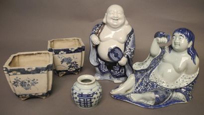 null LOT COMPRENANT Un cache-pot en faïence émaillée bleue, un vase, deux bouddha...