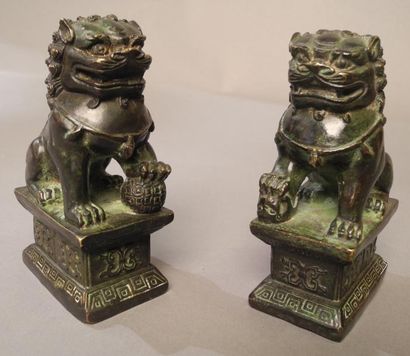 CHINE Paire de chiens de fo en bronze XXème H: 11 cm
