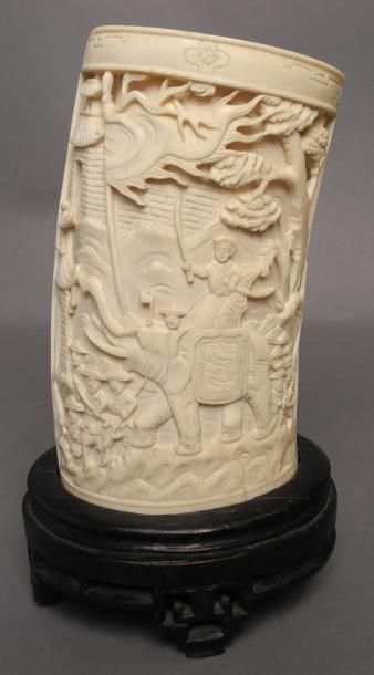 null Défense sculptée en ivoire Montée en lampe Travail indochinois vers 1910 H:...