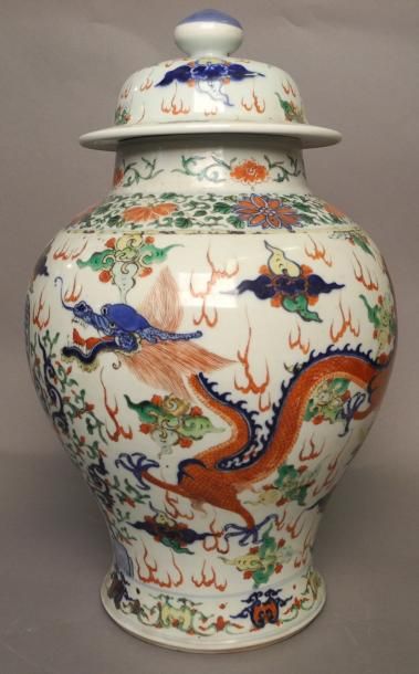 CHINE Potiche balustre couverte en porcelaine de Chine à décor d'émaux polychromes...